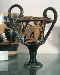 翼のある人物が描かれたギリシャの壺、紀元前350年