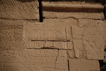 エジプト、ルクソール、カルナックの石に描かれたヒエログリフ（写真