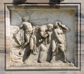 カルロ・マリア・ジュディチによるアダムとイヴを描いた高浮き彫り「Chasse du Paradise」。1791.イタリア・ミラノの大聖堂（ドーム・デュオモ