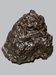 1947年にシホテ・アリン（ロシア）に落下した鉄隕石（IIB）。パリのエコール・デ・ミネ（Ecole des Mines）。