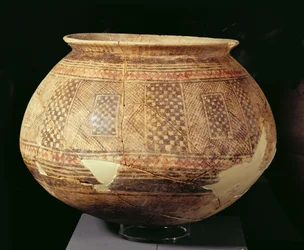 ハラフ様式の幾何学的な装飾が施された壺、紀元前4500年頃（テラコッタ