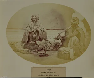 デリーの低カーストのヒンドゥー教徒、ジョギ（蛇使い）、205番（「インドの顔」より）、パブ。1872年（セピア色の写真