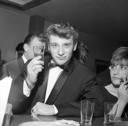 ジョニー・アリデイ、バーでカクテルを飲む、コルティナ・ダンペッツォ、イタリア