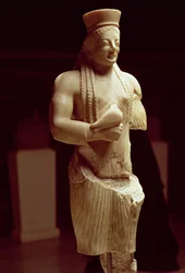 鳥の捧げ物を持つ若い女性アテネ人のコレ像、ギリシア、前540～530年頃（大理石、多色顔料