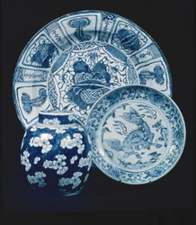 Kraak磁器のサービングディッシュ、Wan Li時代（1573-1619）;地方料理、16世紀初頭。青と白の磁器の生姜壺、カン・シー時代（1662-1722）
