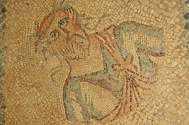 リビア、ローマ時代のヒゲと花輪を持つ老人のモザイク画