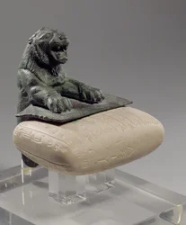 フールリア時代の石版を持つライオン、紀元前2150年頃