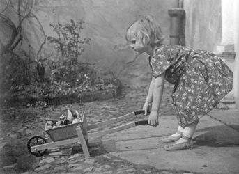 手押し車で遊ぶ少女1931年頃の写真