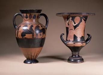 LtoR:東洋化した黒像のアンフォラ、ギリシャ、紀元前6世紀；赤像のカリックス・クレーター、ギリシャ、南イタリア、紀元前4世紀（土器