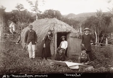 1875年頃、先住民族の布「タッパ」を作る様子（セピア色の写真