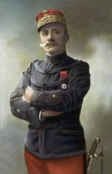 フェルディナン・フォッホ師団長（1851-1929）、フランス陸軍師団長（当時北方連合軍司令官）、フランス陸軍参謀総長、1918年3月連合軍総司令官、1918年マレシャルの位を得る。