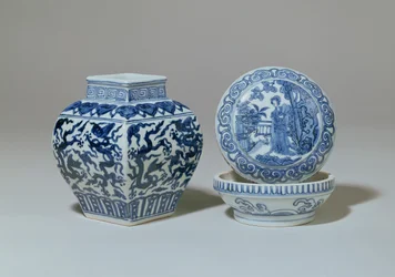 明青と白の四角い手すり子の壺と円形の箱、チアチン時代（1522-66）