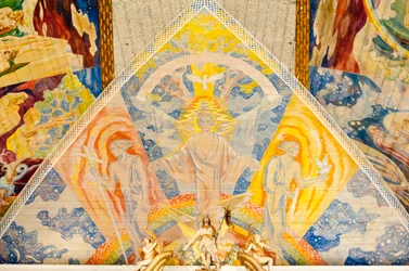 モダンアート；ルー・モアによるカラフルな天井画；「三位一体」；1938年；オスロ大聖堂のイエス・キリストの絵；Olso Domkirke；オスロ；ノルウェー；北欧；ヨーロッパ