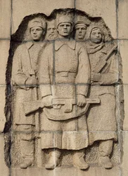 ドイツ軍による900日間のレニングラード包囲の間、ロシア国民が抵抗したことを示す記念碑（ロシア、サンクトペテルブルク、レリーフ、プスカレフスキー墓地）20世紀