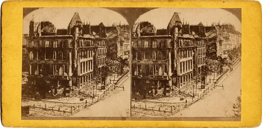 Municipality of Paris (1871): 廃墟と化したパリの風景。匿名の写真撮影。厚紙にプリント。薄い。17,5x6,9 cm