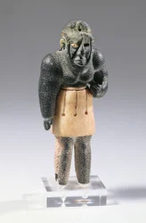 紀元前2200年頃の山の神話上の天才（石灰岩と緑泥石、隕鉄の髪飾り
