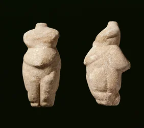 新石器時代のステオパガス・レディ、正面および側面図、ギリシャ・テッサリア地方アヴァリッツァ（メリテア）、紀元前6000年から5200年（大理石