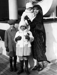 1923年12月、ニューヨーク市（米国）。ヨーロッパに向けて乗船中のSSパリ号、ギネヴィア・シンクレア・グールド夫人（金融家ジョージ・J・グールドI世の未亡人）と3人の子供（ジョージ・J・グールドJr、ジェーン・S・グールド、ギネヴィア・S・グールド）の写真。グィネヴィア夫人