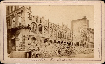 パリ・コミューン（1871年）：1871年5月、廃墟となった大蔵省の風景。Franck撮影。ディム。10.3X6.9cm