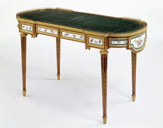 マーティン・カーリンによってロシア皇后マリア・フョードロヴナのために作られた1778年の磁器製の取り付けられた机