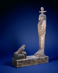 ホルスの鷹が描かれた石棺に向かい、箱型の台座の上に立つプタフ＝ソケル＝オシリス像、葬儀用オブジェ、エジプト、プトレマイオス朝時代、紀元前200年頃（多色刷り木製