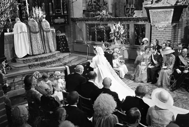 Rainha Silvia e rei Carl XVI Gustaf durante a cerimônia de casamento em Storkyrkan em Estocolmo