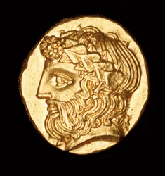 希少な古代ギリシアコイン、金、タソス半ドラクム、紀元前380年頃のワインの神ディオニュソス（写真）