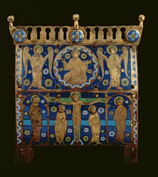 キリストの磔刑と神格化を描いたエナメル板で装飾された聖遺物箱、フランス、リモージュ製