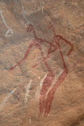 ロックアート、先史時代。スーダン、ウワイナット山脈の装飾的なシェルターに描かれた2人のロンギリン・キャラクターの岩絵。紀元前8000年から3000年の時代。写真撮影