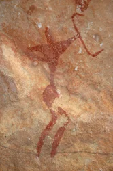 ロックアート、先史時代。スーダン、ウワイナット山塊（カルクル・タルまたはカルクル・タル）にある、装飾されたシェルターの中のキャラクター（射手）の絵。紀元前8000年から3000年の時代。写真撮影