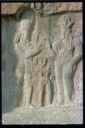 サーサーン朝時代の「ナラシュの任命」を描いた岩石レリーフ（石灰岩