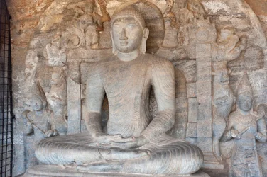 瞑想中の仏陀の岩石レリーフ；ガル・ヴィハーラ寺院；ポロンナルワ；スリランカ；アジア