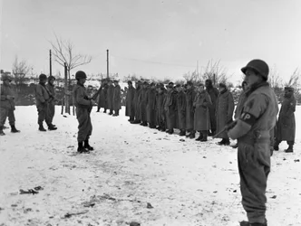 第二次世界大戦（1939年～1945年） - World War II（WWIIまたはWW2）。バストーニュ（ベルギー）付近 1944年12月28日。第6DB米軍に捕らえられたドイツ兵