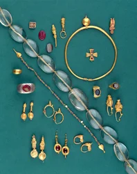 紀元前1000年頃から紀元7世紀頃までのローマ、ビザンチン、アケメネス朝の宝飾品のセレクション（金、銀、メノウ、レッドジャスパー、骨、ガラス