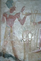 ホルスに香を捧げるセティ1世、セティ1世の神殿、エジプト新王国、第19王朝、前1318年頃（ポリクローム・レリーフ