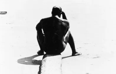 コニー・アイランドでシャツを脱いで座る男、無題32、1953-64年頃（モノクロ写真）