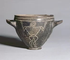 戦士の像を刻んだ「スカイフォス」カップ エトルリア時代、前650～625年頃（インパスト陶器、イエローオーカー