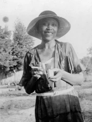 笑顔の女性（1935年頃）（モノクロ写真