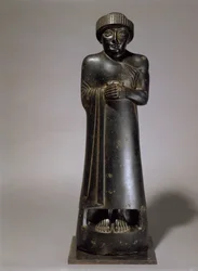 ラガシュの王子グデアの像、ネオ・シュメール様式、古代ギルスのテローから、紀元前2130年頃（閃緑岩