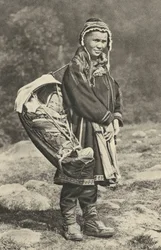 スウェーデン。トナカイの皮でできた揺りかごに赤ちゃんを抱くラップ族の女性。1920