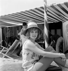 THE ACTRESS CARROLL BAKER AT VENICE LIDO BEACH (with a bell hat) - 1961年
