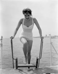 ベニスのリドビーチでの女優タニア・ウェーバー - 1952年