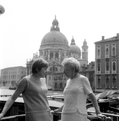 文学評論家フェルナンダ・ピヴァーノとマリー・ヘミングウェイ - 1966年、ベニスにて