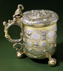 1705年頃、バルカン半島のミッタウのダニエル・ダンクマイヤーが製作した、ザクセンの「ターラー」コイン（1547年から1602年のもの）がセットされたタンカード（Munzhumpen）（パーセルは金メッキ）。