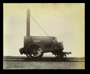 ジョージ・ステファンソン（1781-1848）が1829年に設計した「ロケット」、1905年頃（ブロマイド写真