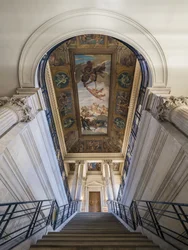 階段は、建築家シャルル・ルロン（1793-1861）とエドゥアール・デュボア（1795-1813）によるもので、1840年から1846年にかけて制作されました。天井には、フェリックス・ジョッブ・デュヴァル（1821-1889）が描いた「黎明期にアーカイブを取り付けるフランス」（1877年から1881年の間）があります。ホテル・ドゥ・スービズ