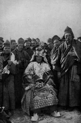 チベット。正装したマジシャンと賞賛する僧侶の一団。1920
