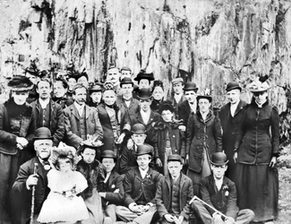 イギリス : A Group of People on An Outing.c1910