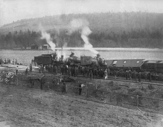 United States: c.1885 田園地帯で起きた列車事故。(モノクロ写真)