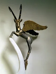 翼のあるアイベックスの形をした花瓶の柄 アケメネス朝時代、イラン出土、前500年頃（金・銀